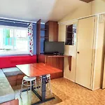 Camping Mobil 24m² Avec Terrasse Pour 4 Personnes - Api-1-52-412 *